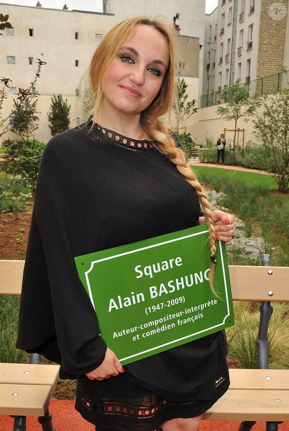 La veuve d'Alain Bashung, Chloé Bashung, assiste à l'inauguration du Square Alain Bashung à Paris, France, le 21 juin 2012. Photo de Giancarlo Gorassini/ABACAPRESS.COM