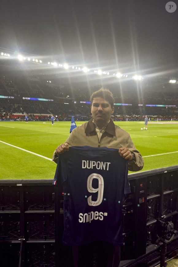 Concernant son grand retour sur le terrain, il est prévu pour la fin novembre, voire le début décembre prochain !

Antoine Dupont pose avec son propre maillot du PSG au stade du Parc des Princes à Paris, le 27 septembre 2025. 

Photo : Henri Szwarc / ABACAPRESS.COM