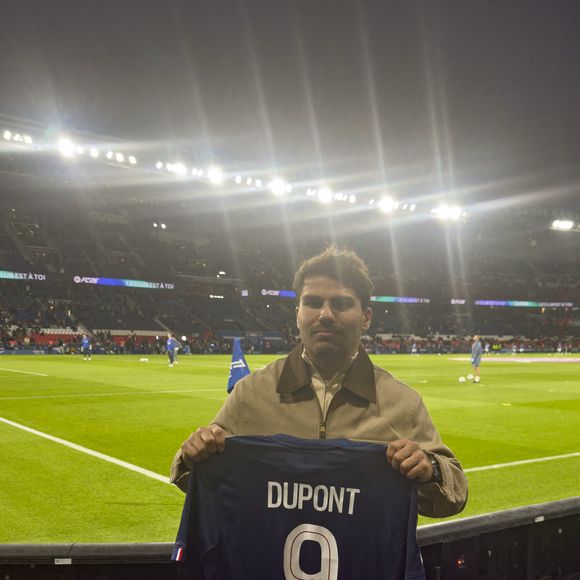 Concernant son grand retour sur le terrain, il est prévu pour la fin novembre, voire le début décembre prochain !

Antoine Dupont pose avec son propre maillot du PSG au stade du Parc des Princes à Paris, le 27 septembre 2025. 

Photo : Henri Szwarc / ABACAPRESS.COM