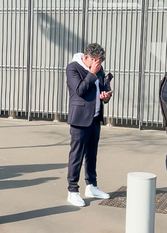 Stéphane Plaza en larmes à la sortie de son procès après avoir été reconnu coupable de "violences habituelles par concubin" et condamné à 12 mois de prison avec sursis, à Paris, France, le 18 février 2025. © Yehiel Chekroune/Bestimage