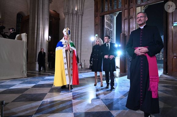 Mgr Laurent Ulrich, archevêque de Paris, Emmanuel Macron, président de la République Française, et la Première dame Brigitte Macron lors de la cérémonie de réouverture de la cathédrale Notre-Dame de Paris, le 7 décembre 2024. © Eric Tschaen/Pool/Bestimage