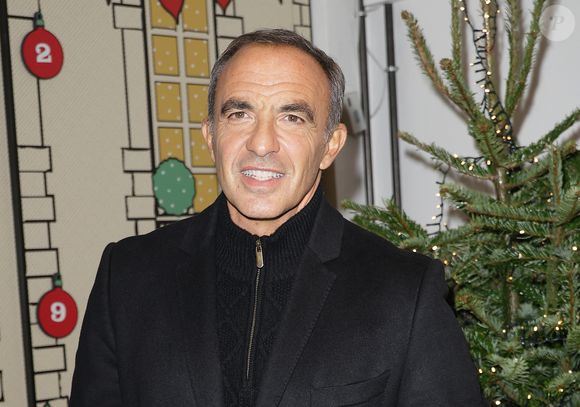 Nikos Aliagas lors de l'ouverture d'un pop-up éphémère Star Academy inspiré du château de Dammarie-les-Lys dans le quartier de la République à Paris baptisé "L'appart de Noël" le 17 décembre 2025. © Coadic Guirec / Bestimage