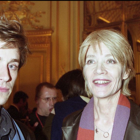 Archives : Thomas Dutronc et Françoise Hardy lors du concert d'Henri Salvador à l'Olympia en 2001.