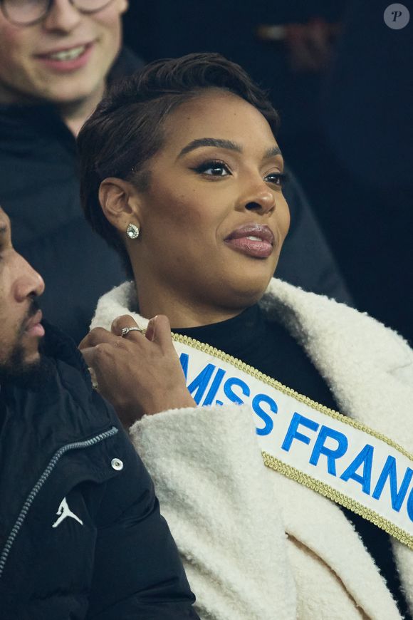 Angélique Angarni-Filopon (Miss France 2025) dans les tribunes lors du match de Ligue Des Champions 2024-2025 (LDC) "PSG - Brest (7-0)" au Parc Des Princes, le 19 février 2025.
© Cyril Moreau/Bestimage