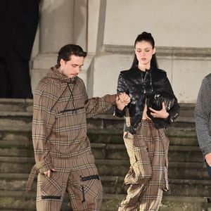 Brooklyn Beckham et sa femme Nicola Peltz à la sortie du défilé Burberry lors de la Fashion Week de Londres (LFW), Royaume Uni, le 24 février 2025.
Backgrid UK/ Bestimage