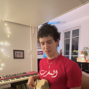 Sur son compte Instagram, Mehdi partage très régulièrement ses prouesses musicales sous son vrai nom, Mehdi Hamidou. 

Mehdi, le fils aîné de Dany Boon