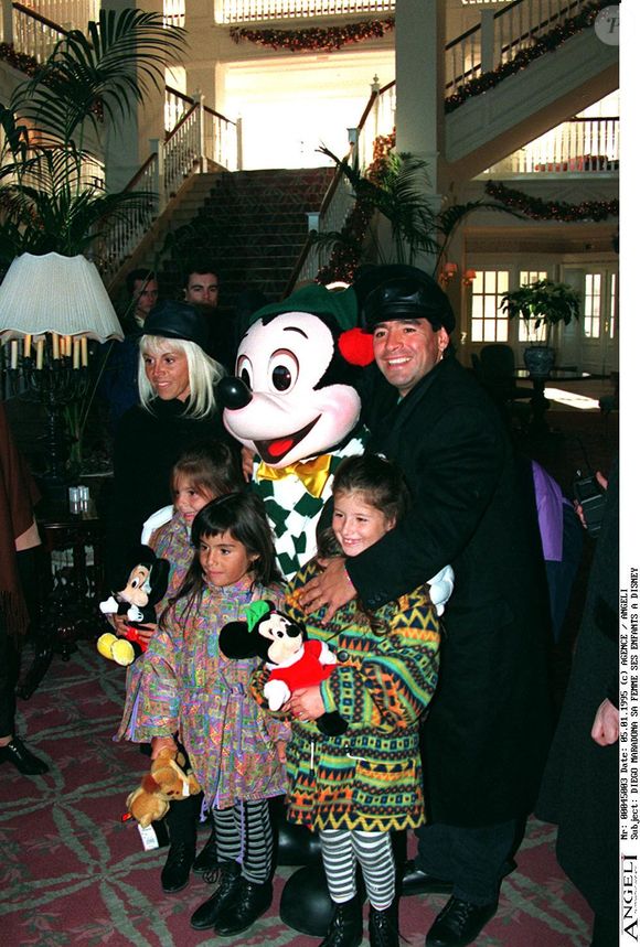 Diego Maradona - Marne-la-Vallée (France), 5 janvier 1995. Avec son épouse Claudia Villafañe et leurs filles Dalma et Giannina à Disneyland Paris, plan large, accroupis aux côtés de Mickey.
Crédit : Agence/Bestimage