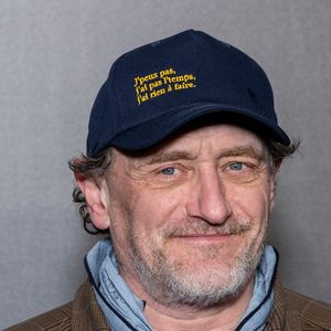 "Je l’ai eue là, elle va bientôt venir d’ailleurs me voir au théâtre. Et elle pourra reprendre, je pense, le travail en début d’année", a-t-il indiqué.

Jean-Paul Rouve le 10 février 2025 à Paris, France. 
Photo par Nasser Berzane/ABACAPRESS.COM