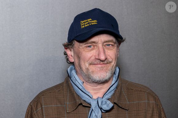 "Je l’ai eue là, elle va bientôt venir d’ailleurs me voir au théâtre. Et elle pourra reprendre, je pense, le travail en début d’année", a-t-il indiqué.

Jean-Paul Rouve le 10 février 2025 à Paris, France. 
Photo par Nasser Berzane/ABACAPRESS.COM