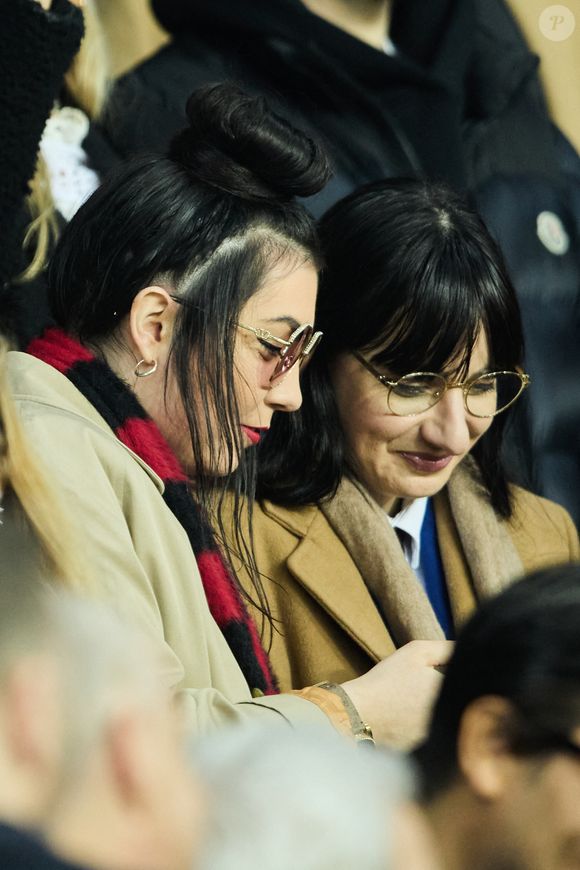 La jeune femme a également affirmé que la chanteuse refusait de lui verser ses revenus de management alors qu'un contrat les lie pour 5 ans. 

Hoshi et Gia Martinelli au Parc des Princes, le 14 février 2023.

Photo : Agence / Bestimage