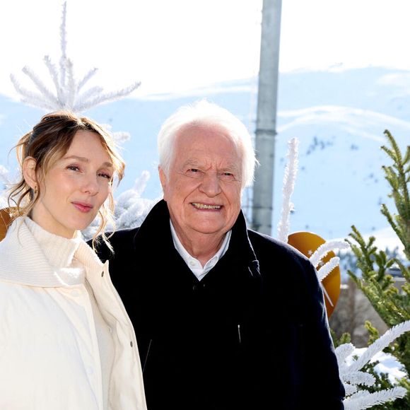 Pauline Clément et André Dussollier - Photocall du film "Chers Parents" dans le cadre du 29ème Festival International du Film de Comédie de l'Alpe d'Huez le 20 Janvier 2026. © Dominique Jacovides/Bestimage