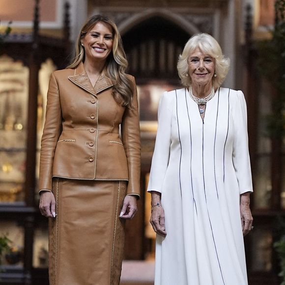 La reine Camilla (à droite) et la première dame Melania Trump visitent la bibliothèque royale du château de Windsor, dans le Berkshire, le deuxième jour de la deuxième visite d'État du président américain Donald Trump au Royaume-Uni. Jeudi 18 septembre 2025. Photo by Aaron Chown/PA Wire/ABACAPRESS.COM