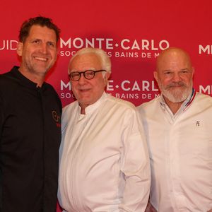 Les chefs Alexandre Mazzia, Philippe Etchebest et Alain Ducasse au photocall du dîner des Chefs, à la veille de la Cérémonie des remises des Etoiles Michelin à l'hôtel de Paris Monte-Carlo à Monaco, le 15 mars 2026. © Jean-Marc Lhomer/Bestimage