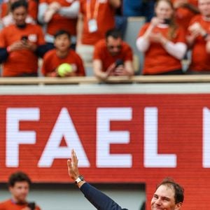 Rafael Nadal salue le public et fait ses adieux à Roland-Garros. Photo : Frank Molter/DPA/ABACAPRESS.COM