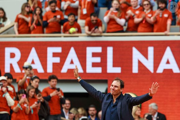 Rafael Nadal salue le public et fait ses adieux à Roland-Garros. Photo : Frank Molter/DPA/ABACAPRESS.COM