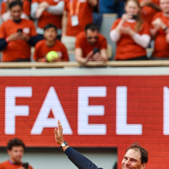 Rafael Nadal salue le public et fait ses adieux à Roland-Garros. Photo : Frank Molter/DPA/ABACAPRESS.COM