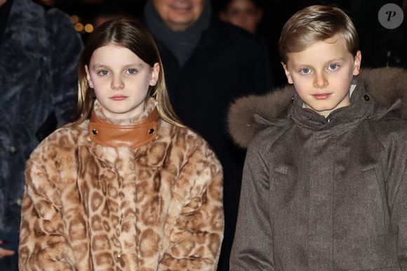 "Un très joyeux anniversaire au Prince héréditaire Jacques et à la Princesse Gabriella, qui célèbrent aujourd’hui leurs 11 ans", a-t-on pu lire en légende de ces jolis clichés sur Instagram. 

La princesse Gabriella et le prince héréditaire Jacques ont inauguré le marché de Noël sur le port Hercule à Monaco, le 5 décembre 2025.  © Claudia Albuquerque/Bestimage