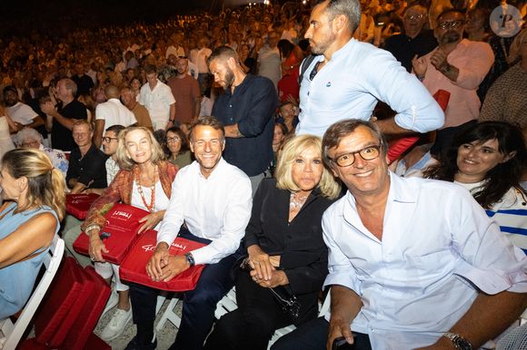 Le président Emmanuel Macron et sa femme Brigitte, Philippe Rousselet au spectacle de Dany Boon "Clown n'est pas un métier" lors du 41ème Festival de Ramatuelle le 12 août 2025. 

© Cyril Bruneau / Bestimage