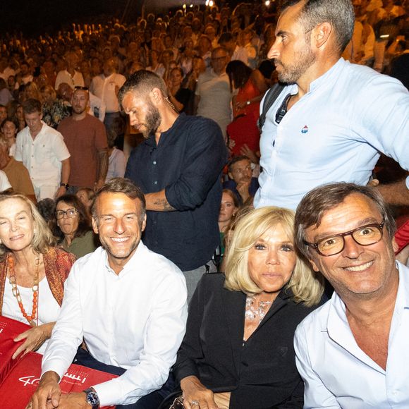 Le président Emmanuel Macron et sa femme Brigitte, Philippe Rousselet au spectacle de Dany Boon "Clown n'est pas un métier" lors du 41ème Festival de Ramatuelle le 12 août 2025. 

© Cyril Bruneau / Bestimage