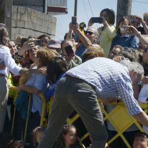 Le roi Felipe VI et la reine Letizia saluent leurs voisins lors d'une visite à Ourense, le 28 août 2025, à Ourense, en Galice, en Espagne. Le roi et la reine d'Espagne effectuent aujourd'hui une visite officielle dans différentes parties de la province d'Ourense, la région la plus touchée par la récente vague d'incendies de forêt. L'objectif de cette visite est de constater de visu l'étendue des dégâts, d'écouter les demandes des habitants et de transmettre un message de soutien et de solidarité. La journée débutera au centre de coordination du district forestier XIV, à Verín, et se terminera par une visite à l'école publique de Medeiros. © Rosa Veiga/Europa Press/Bestimage