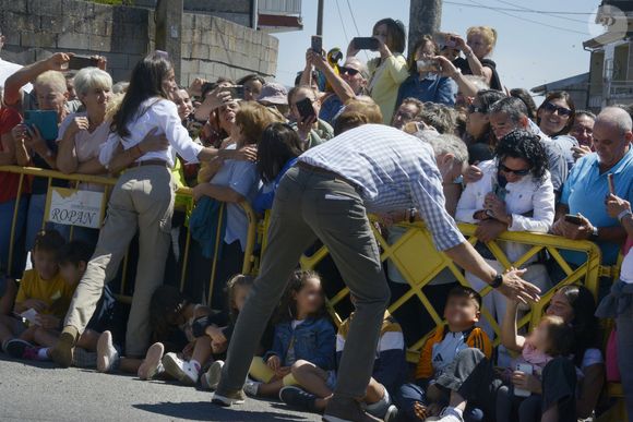 Le roi Felipe VI et la reine Letizia saluent leurs voisins lors d'une visite à Ourense, le 28 août 2025, à Ourense, en Galice, en Espagne. Le roi et la reine d'Espagne effectuent aujourd'hui une visite officielle dans différentes parties de la province d'Ourense, la région la plus touchée par la récente vague d'incendies de forêt. L'objectif de cette visite est de constater de visu l'étendue des dégâts, d'écouter les demandes des habitants et de transmettre un message de soutien et de solidarité. La journée débutera au centre de coordination du district forestier XIV, à Verín, et se terminera par une visite à l'école publique de Medeiros. © Rosa Veiga/Europa Press/Bestimage