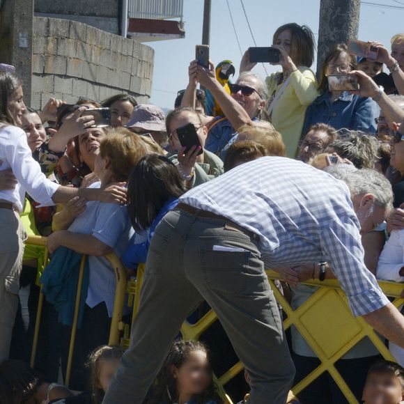 Le roi Felipe VI et la reine Letizia saluent leurs voisins lors d'une visite à Ourense, le 28 août 2025, à Ourense, en Galice, en Espagne. Le roi et la reine d'Espagne effectuent aujourd'hui une visite officielle dans différentes parties de la province d'Ourense, la région la plus touchée par la récente vague d'incendies de forêt. L'objectif de cette visite est de constater de visu l'étendue des dégâts, d'écouter les demandes des habitants et de transmettre un message de soutien et de solidarité. La journée débutera au centre de coordination du district forestier XIV, à Verín, et se terminera par une visite à l'école publique de Medeiros. © Rosa Veiga/Europa Press/Bestimage