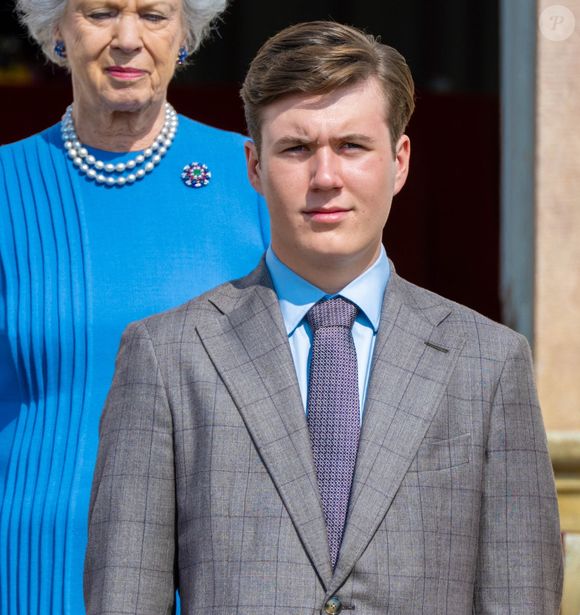 À l'occasion de son 85e anniversaire, la reine Margrethe assiste à un concert du Royal Life Guards Band dans la cour intérieure du palais de Fredensborg. Photo by Backgrid USA / Bestimage