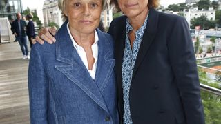 Muriel Robin et Anne Le Nen ont quitté un sublime village adoré des stars pour franchir la mer et s'installer dans une ville fréquentée par de nombreux retraités
