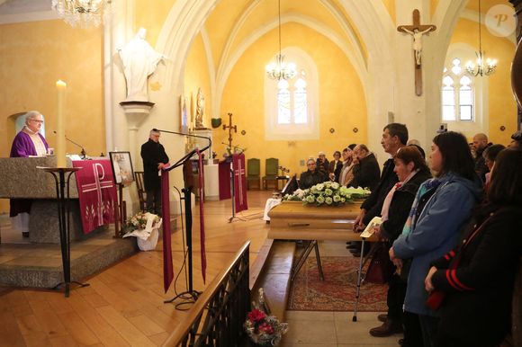 Exclusif - Obsèques de Maïté, la célèbre cuisinière et restauratrice, en présence des ses deux petites-filles Perrine et Camille Ordonez en l'église Saint-Barthélemy de Rion-des-Landes, son village natal le 26 décembre 2024.
Rion-des-Landes a perdu sa plus grande représentante. Maïté est décédée paisiblement, dans la nuit du vendredi 20 au samedi 21 décembre, à l’âge de 86 ans. Retirée des médias depuis près de quinze ans, la fameuse cuisinière – connue notamment pour son émission « La Cuisine des mousquetaires » qui a fait les belles heures des bêtisiers – se reposait au sein de l’Ehpad communal. © Patrick Bernard/Bestimage