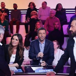 Exclusif - Amelie Bitoun, Bernard Montiel, Cyril Hanouna, sur le plateau de l'émission " TPMP " présentée par C.Hanouna et diffusée en direct sur Youtube et sur toutes les box (SFR, FREE, MyCanal etc), Paris, France, le 04 mars 2025. © Jack Tribeca / Bestimage