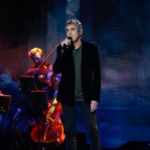 Exclusif - Julien Clerc lors de l'enregistrement de l'émission "Serge Lama, le dernier rappel" présentée par F. Bollaert, diffusée le vendredi 21 novembre 2025 sur France 3 à 21h10, au théâtre Marigny à Paris, France, le 29 avril 2025. © Clovis-Moreau/Bestimage