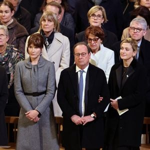 Carla Bruni, François Hollande, Julie Gayet - Cérémonie de réouverture de la cathédrale Notre-Dame de Paris, le 7 décembre 2024. Joyau de l'art gothique, lieu de culte et de culture, symbole universel de la France et de son histoire, la cathédrale de Notre-Dame de Paris rouvre ses portes les 7 et 8 décembre, cinq ans après le terrible incendie qui l'avait ravagée le 15 avril 2019.
© Dominique Jacovides / Bestimage
