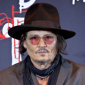 Johnny Depp dévoile sa nouvelle collection de peintures Yesterday's Flowers, inspirée par le temps qui passe et les souvenirs.

Johnny Depp donne une conférence de presse pour son exposition "A Bunch of Stuff" à Tokyo (Japon). Photo par Action Press / Bestimage