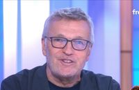 Laurent Ruquier s'adresse à Isabelle Mergault dans l'émission "C à vous" sur France 5.

© France 5 / C à vous