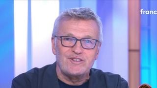 Laurent Ruquier pris par l'émotion dans C à vous, il s'adresse face caméra à Isabelle Mergault