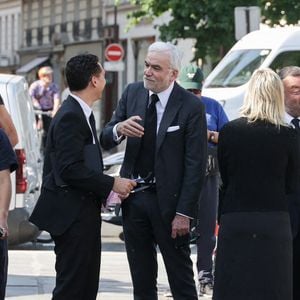 Pascal Praud assiste aux obsèques de Philippe Labro à l'église Saint Germain des Prés à Paris, France, le 13 juin 2025. Philippe Labro, journaliste, auteur, réalisateur et compositeur prolifique, est décédé à 88 ans des suites d'un cancer le 4 juin. Photo by Nasser Berzane/ABACAPRESS.COM