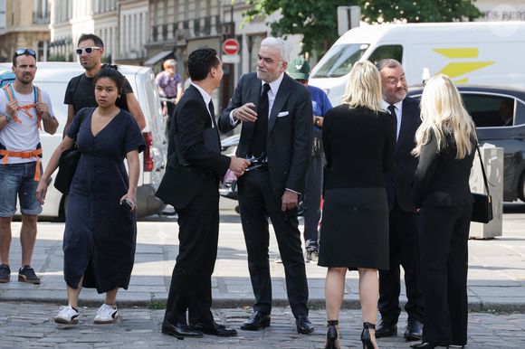 Pascal Praud assiste aux obsèques de Philippe Labro à l'église Saint Germain des Prés à Paris, France, le 13 juin 2025. Philippe Labro, journaliste, auteur, réalisateur et compositeur prolifique, est décédé à 88 ans des suites d'un cancer le 4 juin. Photo by Nasser Berzane/ABACAPRESS.COM