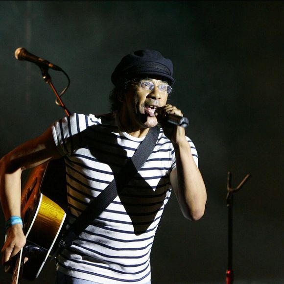 Laurent Voulzy au Festival de Ramatuelle en 2004. © DOMINIQUE JACOVIDES / BESTIMAGE