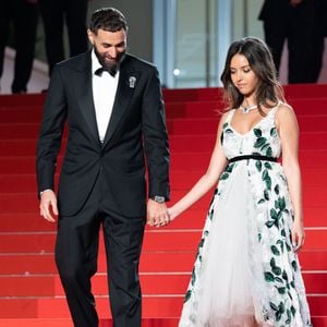 En effet, Karim Benzema et l'actrice franco-algérienne, récompensée d'un César pour son rôle dans Papicha, sont peu volubiles lorsqu'il s'agit d'évoquer leur relation.
Karim Benzema et sa compagne Lyna Khoudri à la descente des marches du film « 13 jours 13 nuits » lors du 78ème Festival International du Film de Cannes. Le 23 mai 2025
© Olivier Borde/ Bestimage