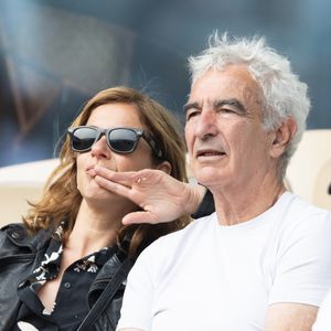 Raymond Domenech et sa compagne dans les tribunes lors des Internationaux de France de Tennis de Roland Garros 2025, à Paris, France, le 3 juin 2025. © Jacovides-Moreau/Bestimage