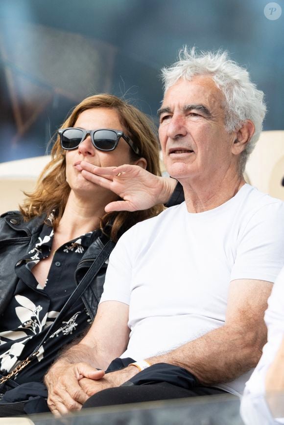 Raymond Domenech et sa compagne dans les tribunes lors des Internationaux de France de Tennis de Roland Garros 2025, à Paris, France, le 3 juin 2025. © Jacovides-Moreau/Bestimage