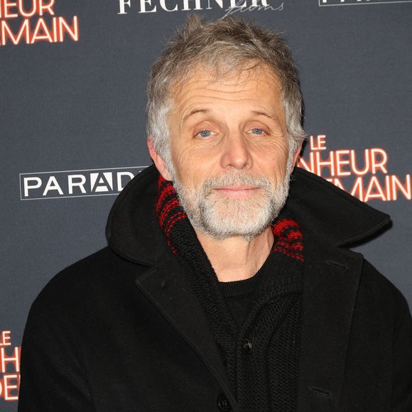 "J'ai le même problème que ma mère : je suis hyperactif. Je ne m'assois jamais et je m'arrête juste le soir quand je vais me coucher", a-t-il avoué au journal du sud. 

Stéphane Guillon - Avant-première du film "Le Bonheur est Pour Demain" au cinéma L'Arlequin à Paris le 16 janvier 2024. © Coadic Guirec/Bestimage