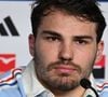 Antoine Dupont traverse une période difficile après le décès de sa grand-mère Alice, dite "Mimy".

Antoine Dupont en conférence de presse à la veille du match de rugby opposant la France à l'Angleterre lors du tournoi des Six Nations au stade de France à Saint-Denis. 
© Lionel Urman / Bestimage