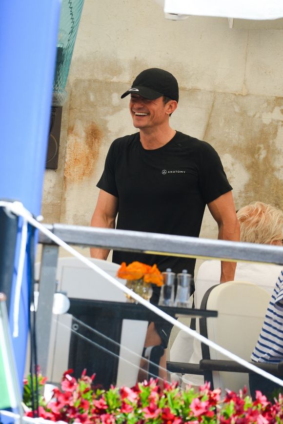 Les célébrités (ici Orlando Bloom) sur la terrasse du Riva Lounge du palace Gritti, en marge du mariage de J.Bezos et L.Sanchez, le 27 juin 2025. 

Photo : Backgrid UK/ Bestimage