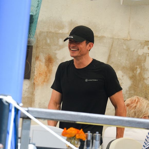 Les célébrités (ici Orlando Bloom) sur la terrasse du Riva Lounge du palace Gritti, en marge du mariage de J.Bezos et L.Sanchez, le 27 juin 2025. 

Photo : Backgrid UK/ Bestimage