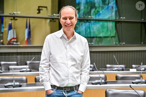 Ces acquisitions ont été réalisées entre 2024 et 2025 via une structure dédiée, NJJ Eiffel, en plusieurs opérations successives. 

Xavier Niel, fondateur d'Iliad et de Free, actionnaire du groupe de production audiovisuelle Mediawan, lors d'une audition devant la Commission d'enquête sur la neutralité, le fonctionnement et le financement de l'audiovisuel public à l'Assemblée nationale à Paris, France, le 2 avril 2026. © Christian Liewig/Bestimage