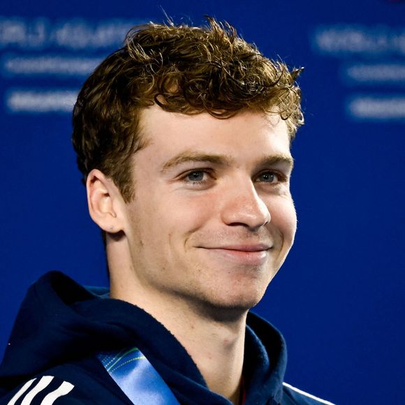Léon Marchand a marqué les Jeux olympiques de 2024 en devenant quadruple champion olympique.

Léon Marchand sur le podium après sa victoire au 200 m quatre nages lors du 22e Championnat du monde de natation à Singapour.
Inside/Psnewz/Bestimage