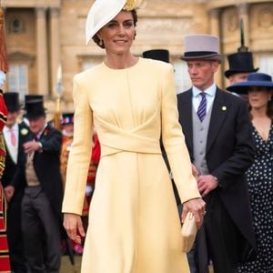 Mais également le chapeau qu'elle portrait pour celui de Meghan Markle et du prince Harry en 2018 

Catherine (Kate) Middleton, princesse de Galles, lors de la Royal Garden Party de Buckingham Palace à Londres, le 20 mai 2025. ALPHA AGENCY / BESTIMAGE