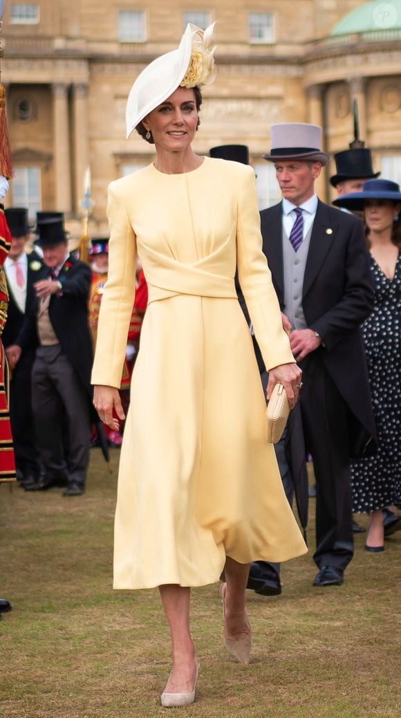 Mais également le chapeau qu'elle portrait pour celui de Meghan Markle et du prince Harry en 2018 

Catherine (Kate) Middleton, princesse de Galles, lors de la Royal Garden Party de Buckingham Palace à Londres, le 20 mai 2025. ALPHA AGENCY / BESTIMAGE