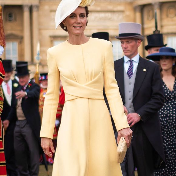 Mais également le chapeau qu'elle portrait pour celui de Meghan Markle et du prince Harry en 2018 

Catherine (Kate) Middleton, princesse de Galles, lors de la Royal Garden Party de Buckingham Palace à Londres, le 20 mai 2025. ALPHA AGENCY / BESTIMAGE